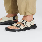 Sandalias Birkenstock Mogami Terra Apex Eucalyptus, calzado por modelo masculino, primer plano de los pies