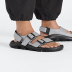 Sandalias Birkenstock Mogami Terra Apex Whale Gray, calzado por modelo masculino, primer plano del tobillo