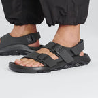 Sandalias Birkenstock Mogami Terra Apex Black, calzado por modelo masculino