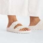 Sandalias Birkenstock Arizona EVA Eggshell, calzado por modelo femenino, primer plano de los pies