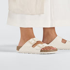 Sandalias Birkenstock Arizona Eggshell, calzado por modelo, primer plano del tobillo