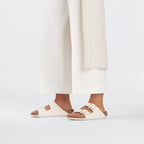 Sandalias Birkenstock Arizona Eggshell, calzado por modelo femenino