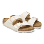 Sandalias Birkenstock Arizona Eggshell, par completo en tres cuartos