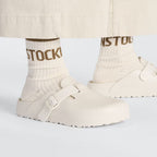 Zuecos Birkenstock Boston EVA Eggshell, calzado por modelo femenino primer plano de los pies