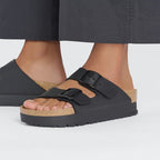 Sandalias Birkenstock Arizona Platform Flex Black, calzado por modelo femenino, primer plano del tobillo