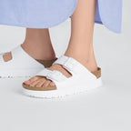 Sandalias Birkenstock Arizona Platform Flex White, calzado por modelo femenino, primer plano del pie