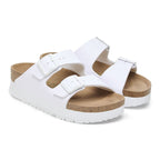 Sandalias Birkenstock Arizona Platform Flex White, par completo en tres cuartos