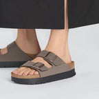 Sandalias Birkenstock Arizona Flex Birkobuc Mocca, calzado por modelo femenino, primer plano del pie