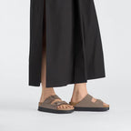 Sandalias Birkenstock Arizona Flex Birkobuc Mocca, calzado por modelo femenino, cuerpo entero
