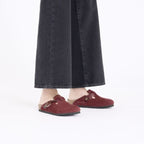 Zuecos Birkenstock Boston Braided Zinfandel, calzado por modelo femenino