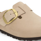 Zuecos Birkenstock Boston Big Buckle Nobuck Sandcastle, detalle de la hebilla
