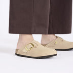 Zuecos Birkenstock Boston Big Buckle Nobuck Sandcastle, calzado por modelo femenino, primer plano