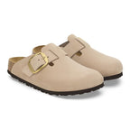 Zuecos Birkenstock Boston Big Buckle Nobuck Sandcastle, par completo en tres cuartos