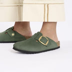 Zuecos Birkenstock Boston Big Buckle Thyme, calzado por modelo femenino