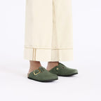 Zuecos Birkenstock Boston Big Buckle Thyme, calzado por modelo femenino