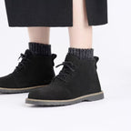 Botas y Botines Birkenstock Uppsala Mid Shearling Black, calzado por modelo femenino primer plano de los pies