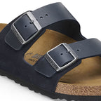 Sandalias Birkenstock Arizona Suede Midnight, detalle del material y hebilla