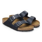 Sandalias Birkenstock Arizona Suede Midnight, par completo en tres cuartos