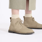 Botas y Botines Birkenstock Uppsala Mid Taupe, calzado por modelo femenino, primer plano del tobillo