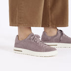 Zapatillas Birkenstock Bend Low Faded Purple, calzado por modelo femenino, primer plano del pie