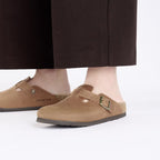 Zuecos Birkenstock Boston Oiled Leather Cognac, calzado por modelo femenino, primer plano