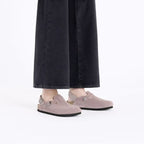 Zuecos Birkenstock Tokio Faded Purple, calzado por modelo femenino