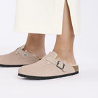 Zuecos Birkenstock Boston Teddy Corduroy Pink Clay, calzado por modelo femenino, primer plano