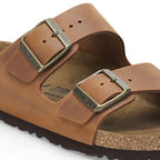 Sandalias Birkenstock Arizona Oiled Leather Cognac, detalle de la hebilla