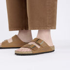 Sandalias Birkenstock Arizona Oiled Leather Cognac, calzado por modelo masculino primer plano de los pies