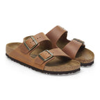 Sandalias Birkenstock Arizona Oiled Leather Cognac, par completo en tres cuartos