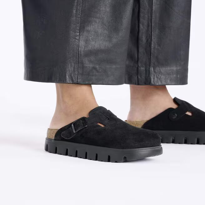 Zuecos Birkenstock Boston Chunky Black, calzado por modelo femenino
