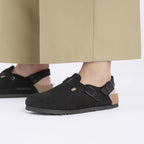 Zuecos Birkenstock Tokio Black, calzado por modelo femenino primer plano de los pies