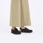 Zuecos Birkenstock Tokio Black, calzado por modelo femenino