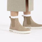 Zapatillas Birkenstock Bend Chelsea Taupe, calzado por modelo femenino, primer plano del tobillo
