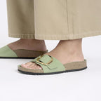 Sandalias Birkenstock Madrid Big Buckle High Shine Green Tea, calzado por modelo femenino, primer plano del pie