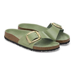 Sandalias Birkenstock Madrid Big Buckle High Shine Green Tea, par completo en tres cuartos