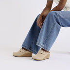 Zuecos Birkenstock Fanny Suede Warm Sand, calzado por modelo femenino