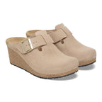 Zuecos Birkenstock Fanny Suede Warm Sand, par completo en tres cuartos