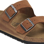 Sandalia Birkenstock Arizona Cuero/Gamuza Cognac, detalle de la hebilla