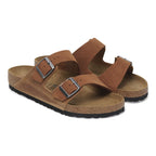 Sandalia Birkenstock Arizona Cuero/Gamuza Cognac, par completo en tres cuartos
