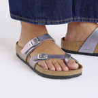 Sandalias Birkenstock Mayari Birko-Flor Saffiano Iridescent Viola, calzado por modelo femenino, primer plano del pie