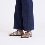 Sandalias Birkenstock Mayari Birko-Flor Saffiano Iridescent Viola, calzado por modelo femenino, cuerpo entero