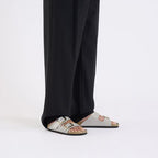 Sandalias Birkenstock Arizona Big Buckle Natural Leather Stone Coin, calzado por modelo, primer plano del tobillo
