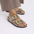 Sandalias Birkenstock Sydney Luxe Buckle Graceful Taupe, calzado por modelo femenino, primer plano de los pies