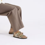 Sandalias Birkenstock Sydney Luxe Buckle Graceful Taupe, calzado por modelo femenino, cuerpo entero de piernas