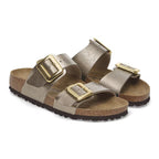 Sandalias Birkenstock Sydney Luxe Buckle Graceful Taupe, par completo en tres cuartos