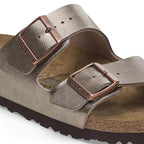 Sandalias Birkenstock Arizona Birko-Flor Graceful Taupe, detalle de las hebillas