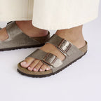 Sandalias Birkenstock Arizona Birko-Flor Graceful Taupe, calzado por modelo femenino, primer plano de los pies