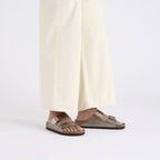 Sandalias Birkenstock Arizona Birko-Flor Graceful Taupe, calzado por modelo femenino, cuerpo entero de piernas