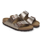 Sandalias Birkenstock Arizona Birko-Flor Graceful Taupe, par completo en tres cuartos